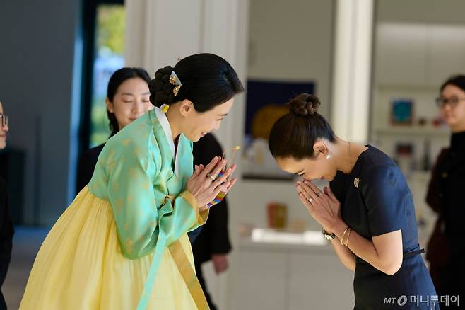 김혜경 여사가 31일 경북 경주 우양미술관에서 열린 APEC 정상회의 계기 배우자행사 오찬에서 참석자들과 인사하고 있다.  /사진=뉴스1