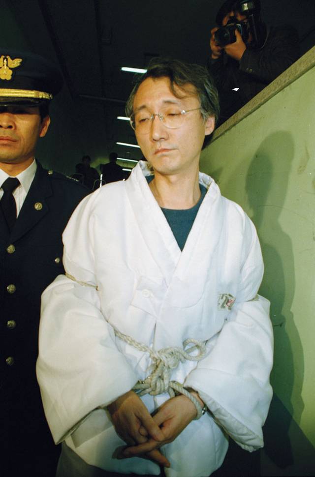 윤리와 반윤리를 넘나든 시대의 초상인 고 마광수 연세대 교수. 소설 ‘즐거운 사라’ 저자로서 음란물제조 및 반포혐의로 구속된 마 교수가 1992년 12월 3일 첫 공판에 출정하는 모습(작은 사진). 연합뉴스