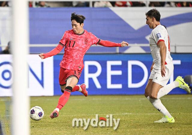 양민혁이 25일 오후 경기도 수원시 수원월드컵경기장에서 열린 '2026 북중미 월드컵 아시아지역 3차예선 B조 8차전' 대한민국과 요르단의 경기에서 크로스를 올리고 있다. 대한민국 대표팀은 지난 20일 고양종합운동장에서 열린 오만과의 7차전에서 1-1로 비기며 4승3무(승점 15)로 불안한 조 1위를 지키고 있다./마이데일리 DB