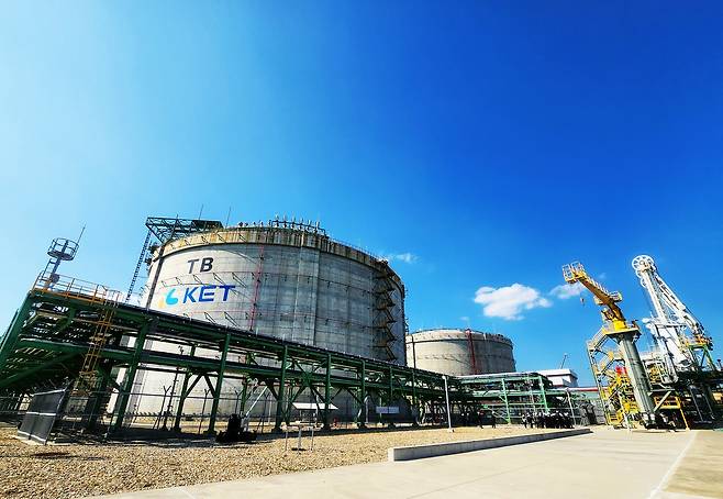 SK 코리아에너지터미널(KET) 내 LNG 탱크(왼쪽)과 LNG 벙커링 전용 부두(오른쪽) [SK제공]