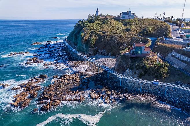 수산물 축제가 열리는 죽변의 등대와 스카이레일