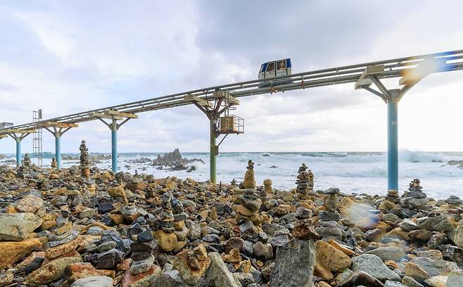 죽변 해안스카이레일은 해변돌탑, 파도의 흰포말 위를 다닌다.