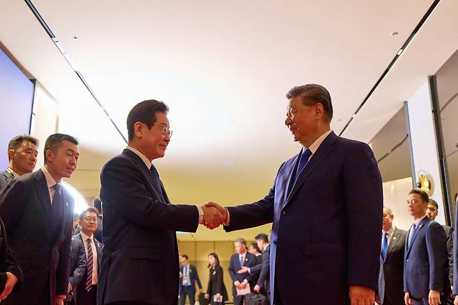 이재명 대통령이 1일 경북 경주 소노캄에서 열린 국빈만찬을 마치고 시진핑 중국 국가주석을 환송하고 있다. [연합]