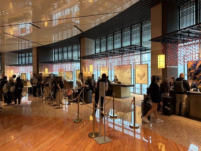 [제주=뉴시스] 김민성 기자 = 지난달 31일 오후 2시께 제주 드림타워를 찾은 외국인 관광객들이 체크인을 기다리고 있다.2025.10.31. kms@newsis.com. *재판매 및 DB 금지