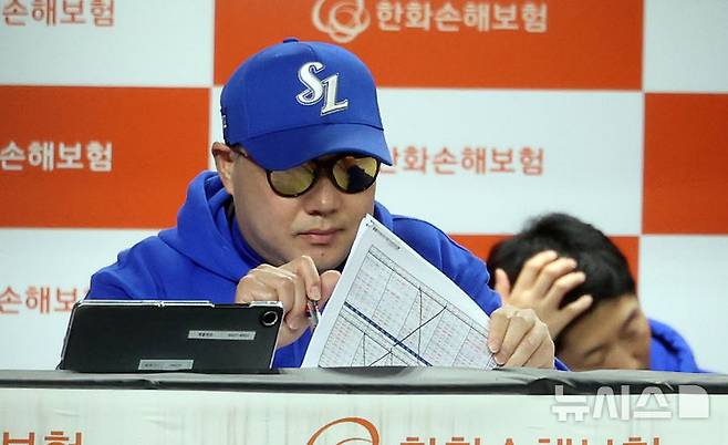 [대전=뉴시스] 강종민 기자 = 24일 대전 중구 한화생명볼파크에서 열린 2025 KBO 포스트시즌 플레이오프 5차전 한화 이글스와 삼성 라이온즈의 경기, 박진만 삼성 감독이 데이터 자료를 보고 있다. 2025.10.24. ppkjm@newsis.com