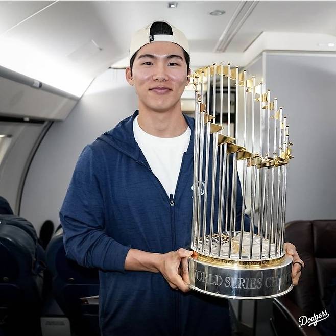 [서울=뉴시스] 메이저리그 LA 다저스는 3일(한국 시간) 구단의 공식 사회관계망서비스(SNS)에 월드시리즈 우승 트로피를 들고 있는 김혜성의 사진을 공개했다. (사진=LA 다저스 공식 SNS 캡처) 2025.11.03. *재판매 및 DB 금지