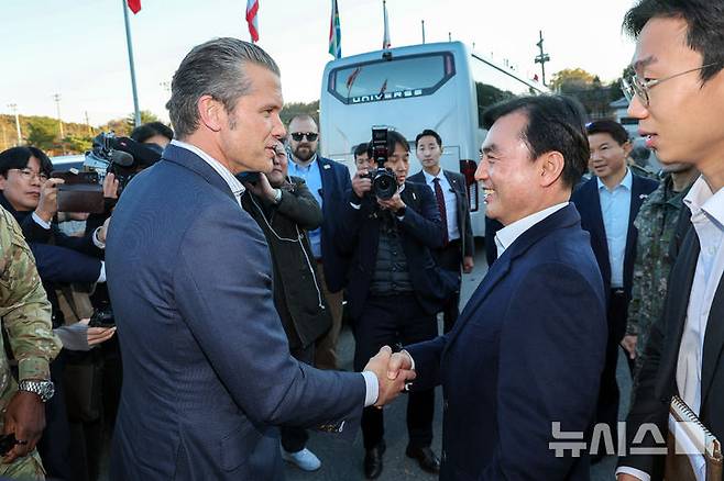 [서울=뉴시스] 사진공동취재단 = 안규백 국방부 장관과 한미안보협의회의 참석차 방한 중인 헤그세스 미국 전쟁부 장관이 3일 경기 파주시 공동경비구역(JSA)에서 만나 인사를 나누고 있다. 2025.11.03. photo@newsis.com