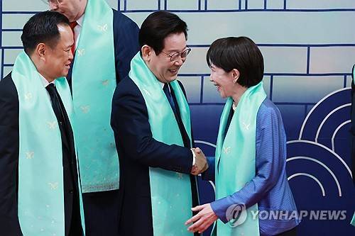 이재명 대통령, 다카이치 일본 총리와 인사 [연합뉴스 자료사진 제공]