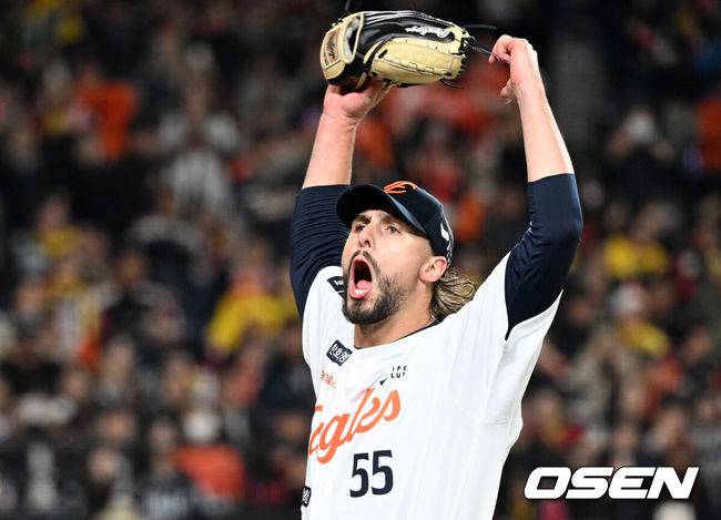 [OSEN=대전, 이대선 기자] 30일 대전 한화생명볼파크에서 2025 신한 SOL Bank KBO리그 포스트시즌 한국시리즈 4차전 한화 이글스와 LG 트윈스의 경기가 열렸다.이날 경기에 한화는 와이스를, LG는 치리노스를 선발투수로 내세웠다. 8회초 2사 2루에서 마운드를 내려온 한화 와이스가 환호하고 있다. 2025.10.30 /sunday@osen.co.kr