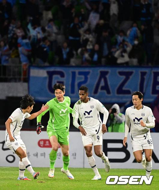 [OSEN=수원종합운동장, 조은정 기자]대구FC의 생존 도전은 아직 끝나지 않았다. 대구FC가 끝까지 포기하지 않는 투혼으로 귀중한 승점 1점을 챙겼다.대구FC는 2일 오후 4시 30분&nbsp;수원종합운동장에서 열린&nbsp;하나은행 K리그1 2025 35라운드(파이널B)에서 수원FC와&nbsp;1-1로 비겼다.후반 에드가 동점골에 대구FC가 기뻐하고 있다. 2025.11.02 /cej@osen.co.kr