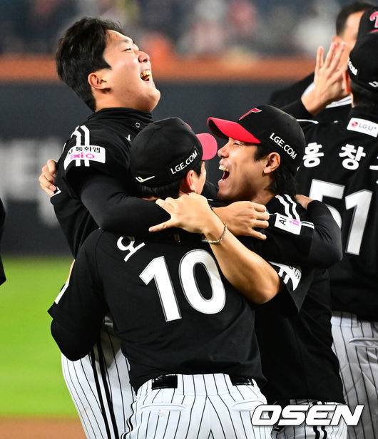 [OSEN=대전, 지형준 기자]  2025시즌 우승팀은 무적 LG 트윈스다.&nbsp;프로야구 LG 트윈스는 31일 대전 한화생명볼파크에서 열린 2025 신한 SOL뱅크 KBO 한국시리즈(7전 4선승제) 한화 이글스와의 5차전에서 4-1로 승리했다. 정규시즌 1위 LG는 시리즈 전적 4승 1패로 통합우승 금자탑을 쌓았다. LG의 통합우승은 1990년, 1994년, 2023년에 이은 통산 4번째다. 염경엽 감독은 2023년 부임 후 3년 사이 팀을 두 차례나 정상에&nbsp;올려놓는 위대한 업적을 달성했다. LG 김진성이 손주영, 오지환과 기뻐하고 있다. 2025.10.31 /jpnews@osen.co.kr