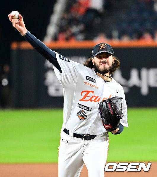 [OSEN=대전, 지형준 기자] 29일 대전시 중구 부사동 대전한화생명볼파크에서 2025 신한 SOL Bank KBO리그 포스트시즌 한국시리즈 3차전 한화 이글스와 LG 트윈스의 경기가 진행됐다.이날 경기에 한화는 폰세를, LG는 손주영을 선발투수로 내세웠다. 1회 한화 폰세가 역투하고 있다. 2025.10.29 /jpnews@osen.co.kr