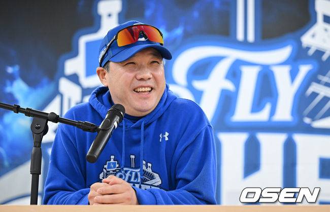 [OSEN=대구, 이석우 기자] 21일 대구 삼성라이온즈파크에서 2025 신한 SOL뱅크 KBO 플레이오프 삼성 라이온즈와 한화 이글스의 3차전 경기가 열린다. 홈팀 삼성은 후라도가, 방문팀 한화는 류현진이 선발 투수로 출전한다.삼성 라이온즈 박진만 감독이 경기 전 인터뷰를 하고 있다. 2025.10.21 / foto0307@osen.co.kr
