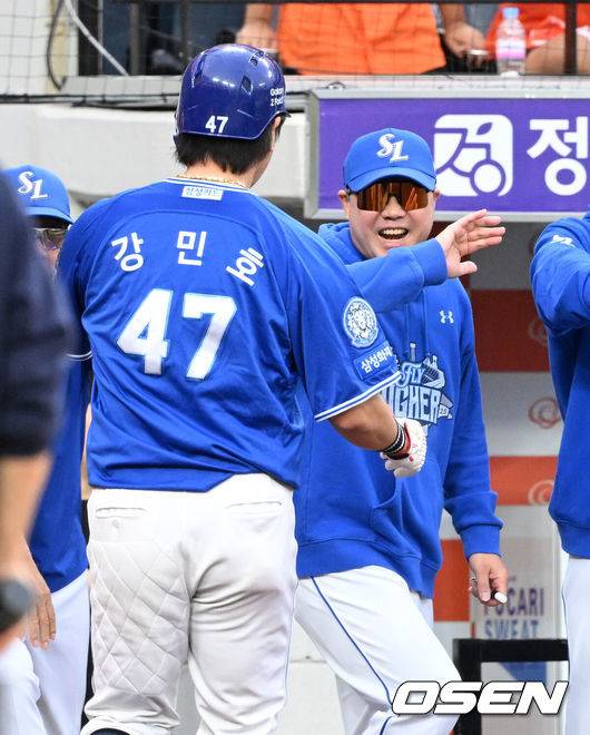 [OSEN=대전, 이대선 기자] 19일 오후 대전 한화생명볼파크에서 2025 신한 SOL Bank KBO리그 포스트시즌 플레이오프 2차전 한화 이글스와 삼성 라이온즈의 경기가 열렸다.한화는 라이언 와이스, 삼성은 최원태를 선발 투수로 내세웠다.9회초 2사 1루에서 삼성 강민호가 좌월 투런 홈런을 치고 더그아웃에서 박진만 감독과 환호하고 있다. 2025.10.19 /sunday@osen.co.kr