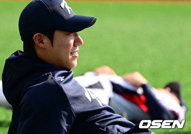 [OSEN=고양, 지형준 기자] 류지현 감독이 이끄는 야구대표팀이 2일 고양국가대표야구훈련장에서 소집, 첫 훈련을 진행했다.대표팀은 2일과 3일 고양국가대표야구훈련장에서 훈련을 진행하며, 4일부터는 서울 고척스카이돔으로 장소를 옮겨 12일&nbsp;출국 전까지 훈련한다.2025 NAVER K-BASEBALL SERIES는 오는&nbsp;8일과 9일&nbsp;고척스카이돔에서 열리는 체코 대표팀과의 2경기로 시작되며&nbsp;15일과 16일 양일에 걸쳐 도쿄돔에서 일본 대표팀과의 2경기가 예정되어 있다.&nbsp;&nbsp;야구대표팀 원태인이 스트레칭을 하며 몸을 풀고 있다. 2025.11.02 /jpnews@osen.co.kr