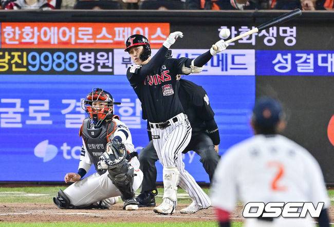 [OSEN=대전, 박준형 기자] 31일 대전 한화생명볼파크에서 2025 신한 SOL Bank KBO리그 포스트시즌 한국시리즈 5차전 한화 이글스와 LG 트윈스의 경기가 열렸다.이날 경기에 한화는 문동주를, LG는 톨허스트를 선발투수로 내세웠다. 4회초 선두타자 구본혁이 안타를 날리고 있다.   2025.10.31 / soul1014@osen.co.kr