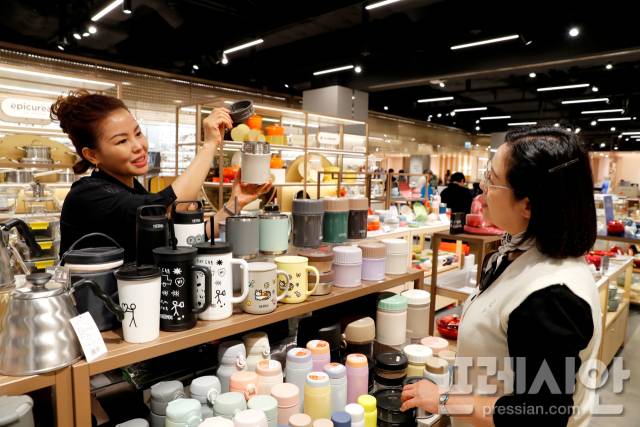 ▲광주신세계 본관 8층 에피큐리언 매장에서 직원이 고객에게 서모스 보온도시락을 설명하고 있다.ⓒ광주신세계