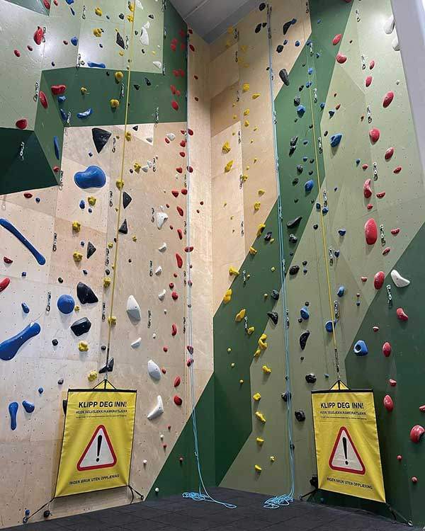 노르웨이 수도 오슬로의 유명 암장인 '그나이스 릴레아케르'에 설치된 오토빌레이. 하단 연결점이 사각형 천으로 되어 있다. 사진 비구세트.