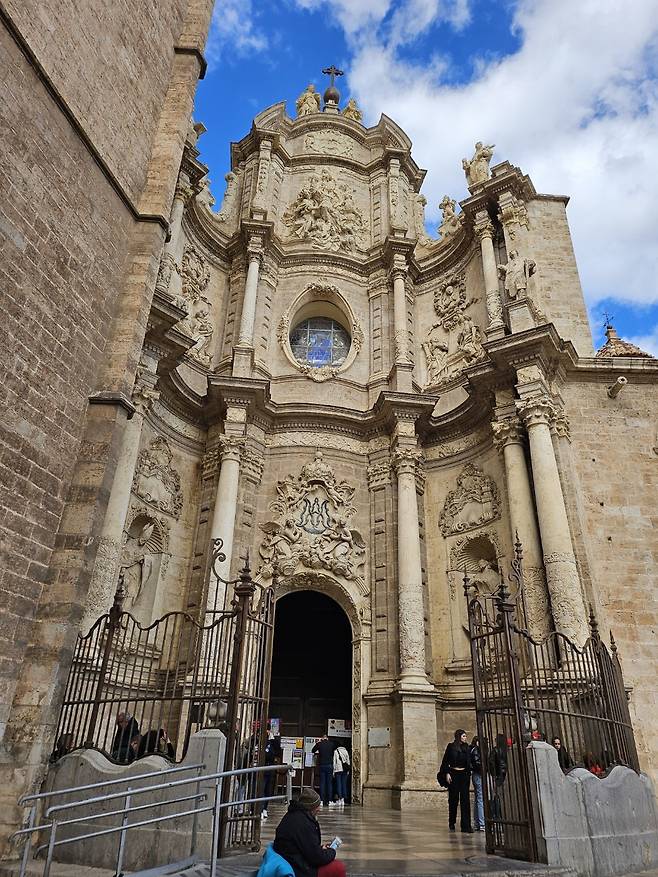 발렌시아 대성당 3개의 문 중 하나인 철문(Puerta de los hierros) 입구. 필자 제공