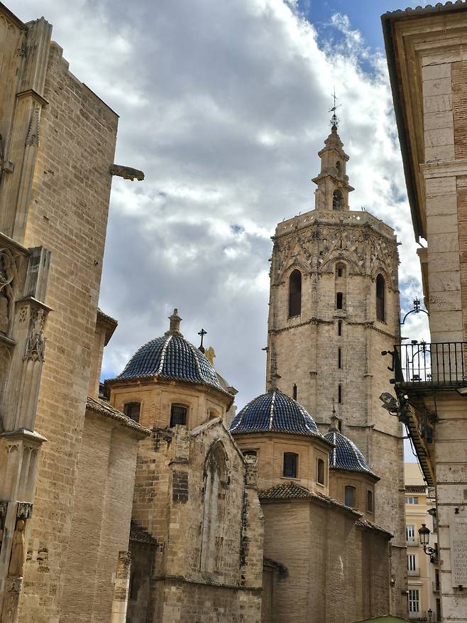 발렌시아 대성당 옆에 있는 미겔렛 탑. 필자 제공