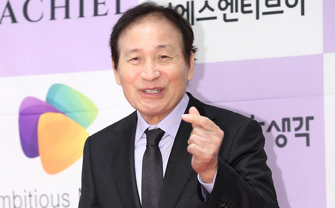 배우 안성기가 2023년 10월 19일 ‘제43회 황금촬영상시상식’에서 포즈를 취하고 있다. 뉴스1