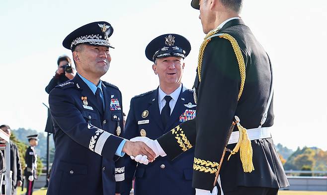 진영승 합참의장(왼쪽)과 존 대니얼 케인 미국 합참의장이 3일 서울 용산구 국방부 연병장에서 열린 제50차 한미 군사위원회 회의(MCM) 환영 의장행사에서 의장대 사열을 마치고 이동하고 있다. 뉴스1