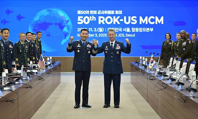 진영승 합참의장과 댄 케인 미국 합참의장이 3일 서울 용산구 합동참모본부에서 열린 제50차 한미 군사위원회 회의(MCM)에 앞서 기념촬영을 하고 있다. 합동참모본부 제공