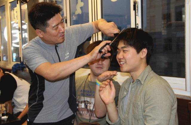 이상봉(왼쪽) 씨가 입대 전인 조카 이준희 씨의 머리를 잘라주고 있다. 이상봉 씨 제공