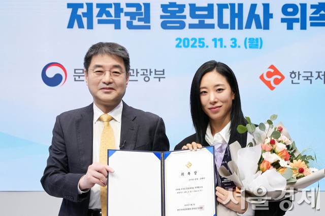 강석원 한국저작권위원회 위원장이 3일 서울 마포구 LG헬로비전 본사에서 안무가 리아킴을 저작권 홍보대사로 위촉한 후 기념촬영을 하고 있다. 사진 제공=한국저작권위원회