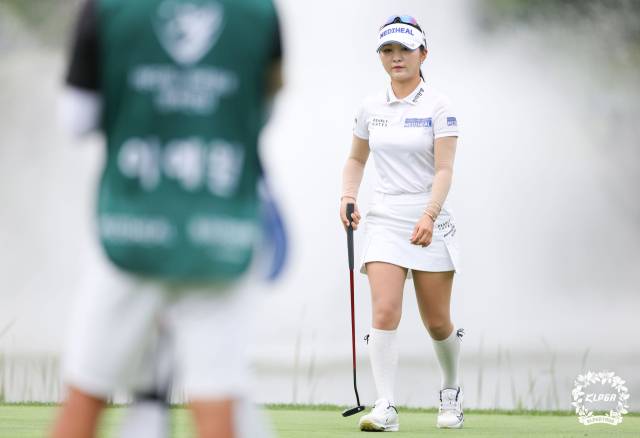 퍼팅을 마치고 이동하고 있는 이예원. 사진 제공=KLPGA