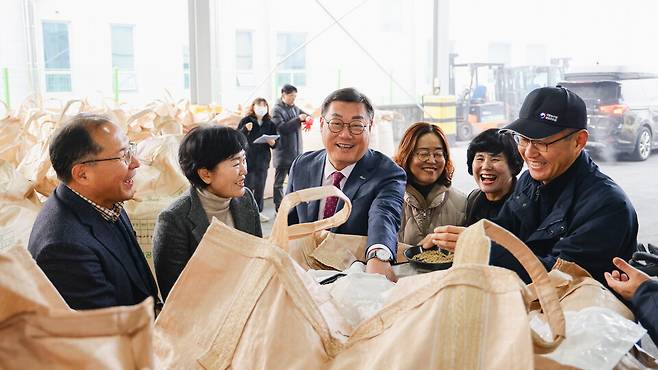 사진은 지난해 김윤철(오른쪽 세번째) 합천군수가 2024년산 공공비축미 수매현장을 방문해 벼 품질 상태를 살펴보고 있는 모습 ⓒ합천군