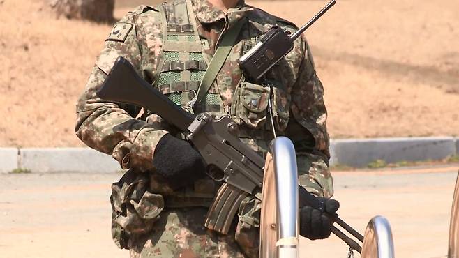 우리 군의 뼈대인 부사관의 현역 운영률과 신규 임관율이 매년 빠르게 감소하고 있는 것으로 나타났다.&nbsp;사진은 기사 내용과 무관함 ⓒ연합뉴스