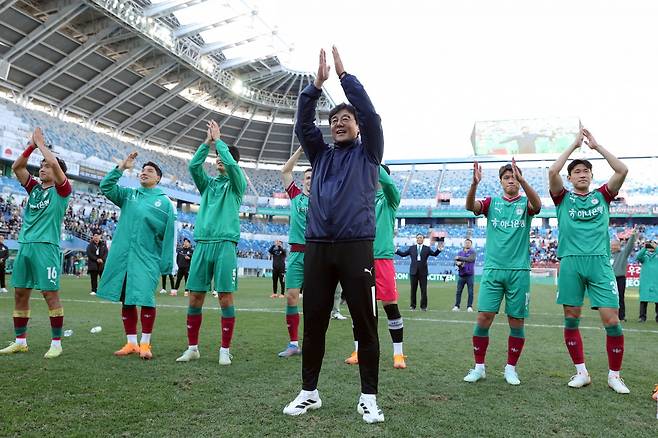 황선홍 감독(앞)과 대전하나 선수들이 1일 K리그1 홈경기서 서울을 꺾고 4연승, 리그 2위로 올라선 뒤 팬들과 기쁨을 나누고 있다. 사진제공|한국프로축구연맹