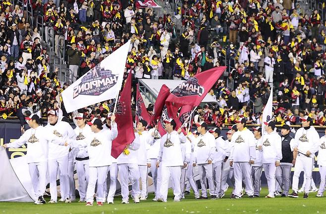 LG 선수들이 1일 잠실구장에서 열린 ‘한국시리즈 통합우승 IN 잠실’ 행사에서 그라운드를 돌며 팬들에게 감사 인사를 하고 있다. 잠실|뉴시스