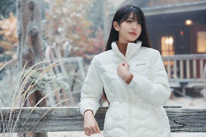 써모락 슬림 블렌드 다운을 입은 장원영  (아이더 제공)