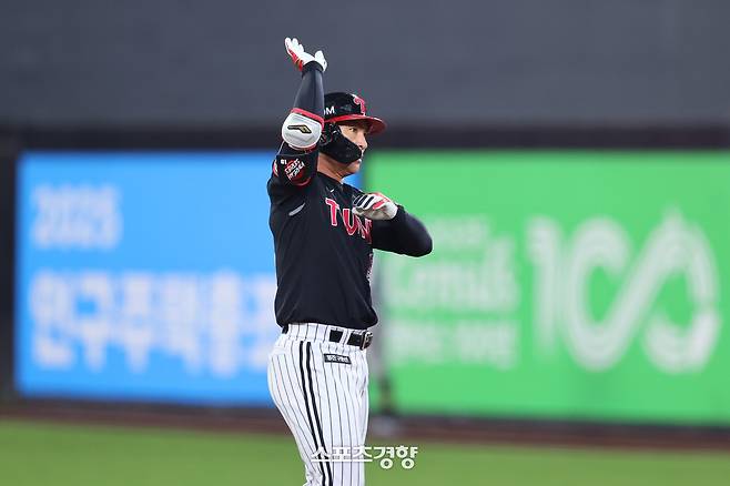 LG Oh Ji-hwan is celebrating a basketball shot after hitting a hit in Game 4 of the Korean Series held at Hanwha Life Ball Park in Daejeon on the 30th of last month. Provided by LG Twins