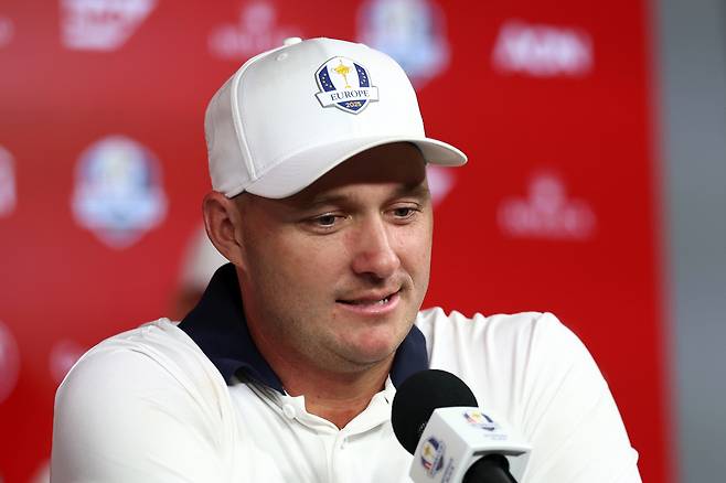 제프 슈트라카가 지난 9월 29일 유럽의 라이더컵 우승 뒤 열린 기자회견에서 취재진의 질문에 답하고 있다. 게티이미지코리아