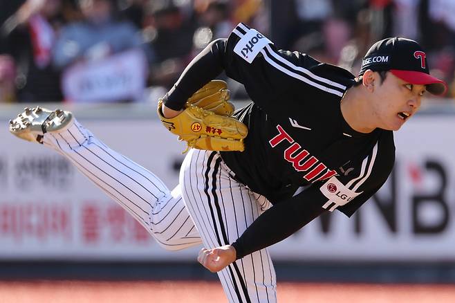 LG 김윤식이 2023년 11월 11일 경기도 수원케이티위즈파크에서 열린 2023 KBO 한국시리즈 4차전 LG와 KT의 경기에 선발 등판해 역투하고 있다. 연합뉴스