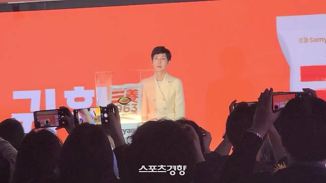 김정수 부회장이 1963라면을 선보이고 있다. 사진 | 손재철기자
