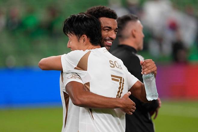 손흥민이 3일 미국 텍사스주 오스틴의 Q2 스타디움에서 열린 오스틴과의 2025 메이저리그사커 플레이오프 서부콘퍼런스 1라운드 2차전에서 승리한 뒤 동료와 포옹하고 있다. 오스틴 | AFP연합뉴스