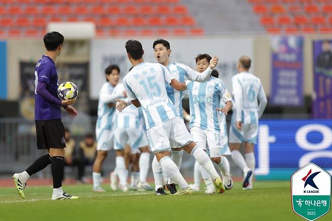 울산 이동경(가운데)이 지난 1일 안양종합운동장에서 열린 K리그1 35라운드 안양전에서 선제골을 도운 뒤 동료들과 함께 기뻐하고 있다. 프로축구연맹 제공