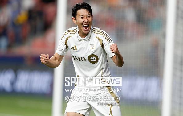 ▲ LAFC는 3일 미국 텍사스주의 Q2 스타디움에서 열린 2025 MLS컵 플레이오프 1라운드 2차전에서 오스틴FC를 상대한다. LAFC는 앞선 1차전에서 1-0으로 승리하며 다음 라운드 진출에 유리한 고지를 점했다. 만약 LAFC가 이번 경기에서도 승리한다면 서부 준결승에 진출하게 되는 LAFC다.&nbsp; 전반전이 끝난 지금, LAFC가 3-1&nbsp;리드를 잡으며 사실상 다음 라운드 진출이 가까워졌다. 손흥민이 1골 1도움, 부앙가가 2골을 폭발하며 팀에 완벽한 리드를 안겼다.&nbsp;