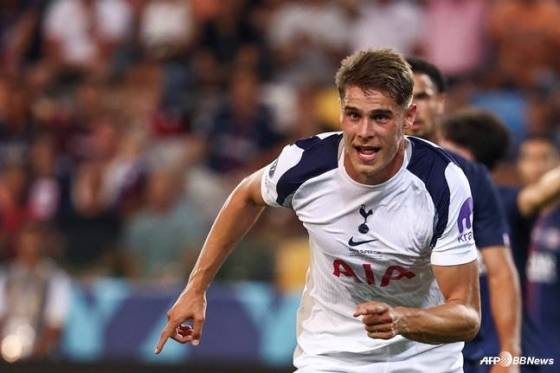 미키 판 더 펜 2025 유럽축구연맹(UEFA) 슈퍼컵 결승에서 파리 생제르망(PSG)에 골을 넣고 달려가고 있다. /AFPBBNews=뉴스1