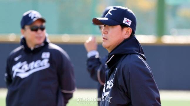 류지현 대표팀 감독(오른쪽)이 2일 선수들의 훈련을 지켜보고 있다. /사진=강영조 선임기자