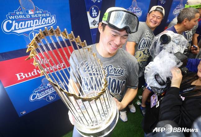 다저스 야마모토가 2일 월드시리즈 우승 후 트로피를 들어올리고 있다. /AFPBBNews=뉴스1