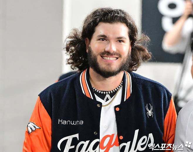 29일 오후 대전 한화생명 볼파크에서 열린 '2025 신한 SOL Bank KBO 한국시리즈' LG 트윈스와 한화 이글스의 3차전 경기, 2회초 수비를 마친 한화 폰세가 미소를 보이고 있다. 엑스포츠뉴스 DB