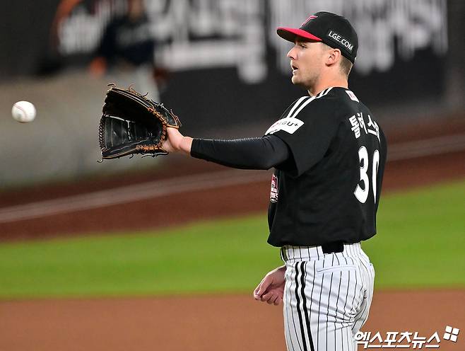 지난달 31일 오후 대전 한화생명 볼파크에서 열린 '2025 신한 SOL Bank KBO 한국시리즈' LG 트윈스와 한화 이글스의 5차전 경기, 7회말 LG 톨허스트가 연습투구를 하고 있다. 엑스포츠뉴스 DB