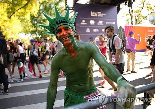 자유의 여신상 분장한 뉴욕 마라톤 참가자 [뉴욕 로이터=연합뉴스. 재판매 및 DB 금지]