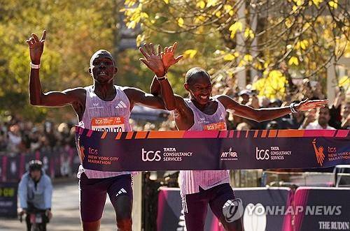 결승선을 통과하는 킵루토(왼쪽)와 뮤냐오 선수 [뉴욕 로이터=연합뉴스. 재판매 및 DB 금지]
