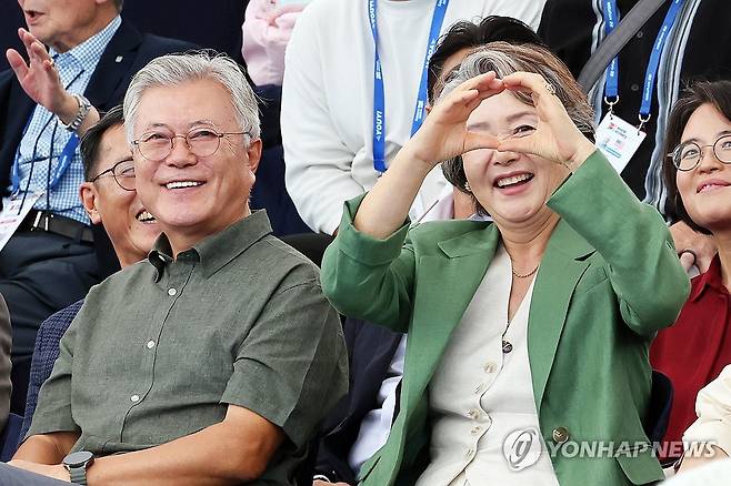 세계양궁선수권대회 관람하는 문재인 전 대통령 내외 (광주=연합뉴스) 정다움 기자 = 문재인 전 대통령과 김정숙 여사가 12일 오후 광주 동구 국립아시아문화전당 인근 5·18민주광장에서 열린 2025 세계양궁선수권대회 리커브 여자 개인전을 관람하고 있다. 2025.9.12 daum@yna.co.kr